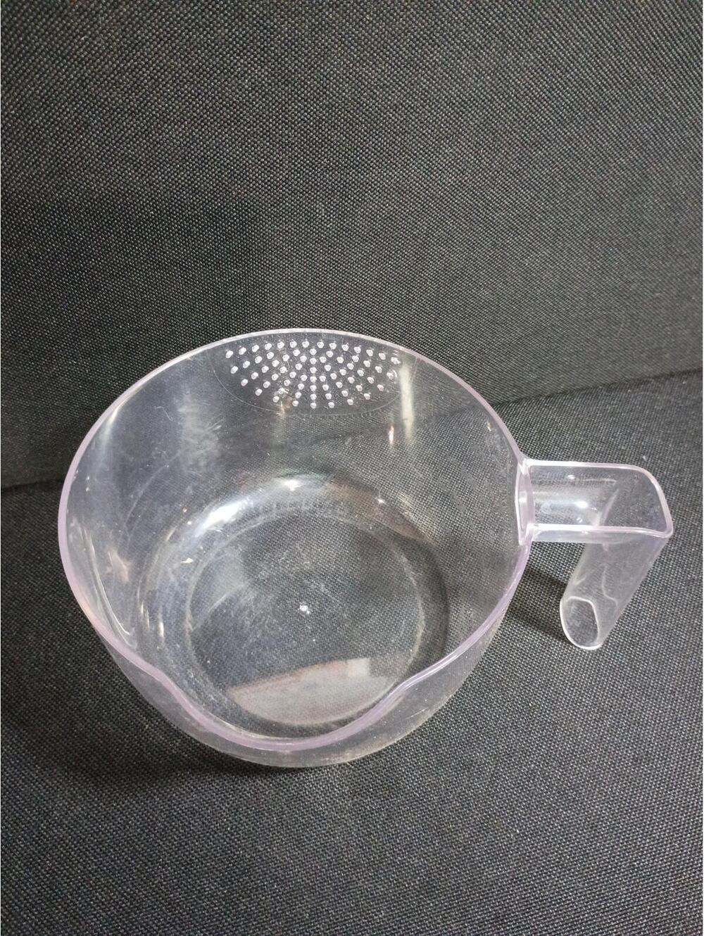 Clear Plastic draining Cup with Handle and Pour Spout